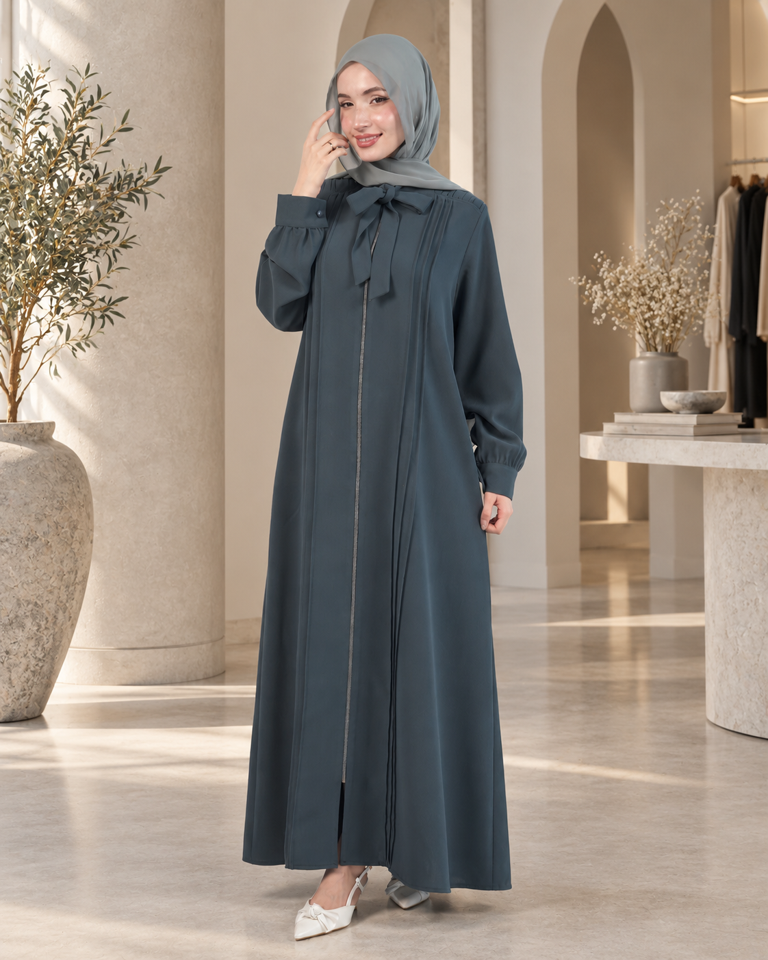 عباية بربطة عنق وثنيات طولية