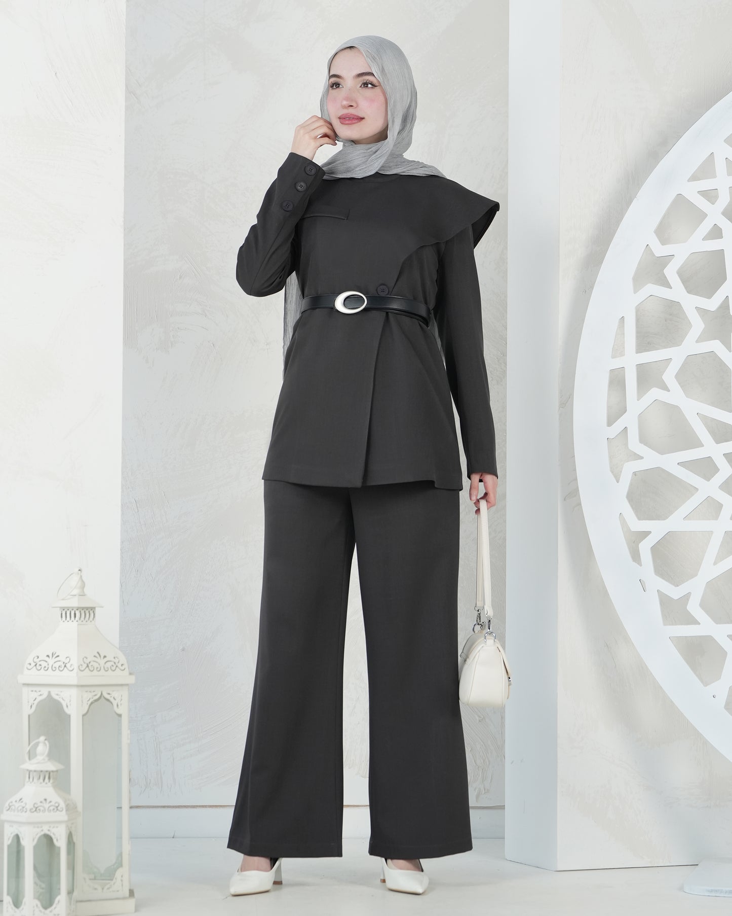 طقم قطعتين بتصميم عصري بحزام أنيق