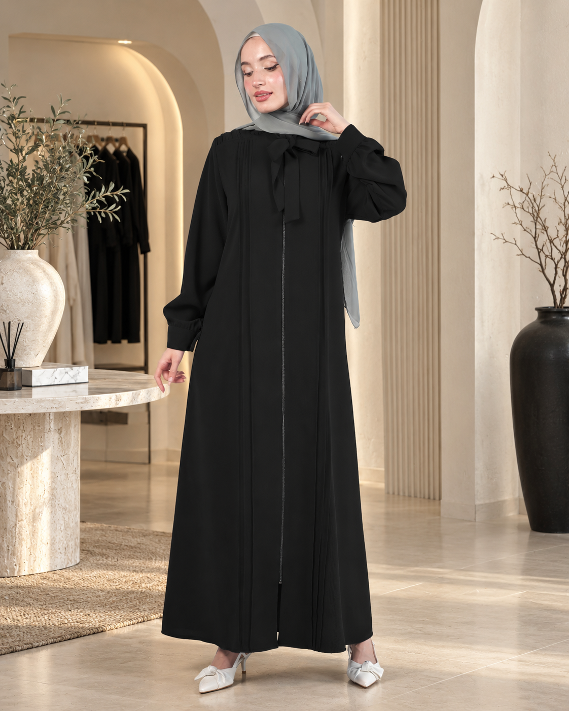 عباية بربطة عنق وثنيات طولية