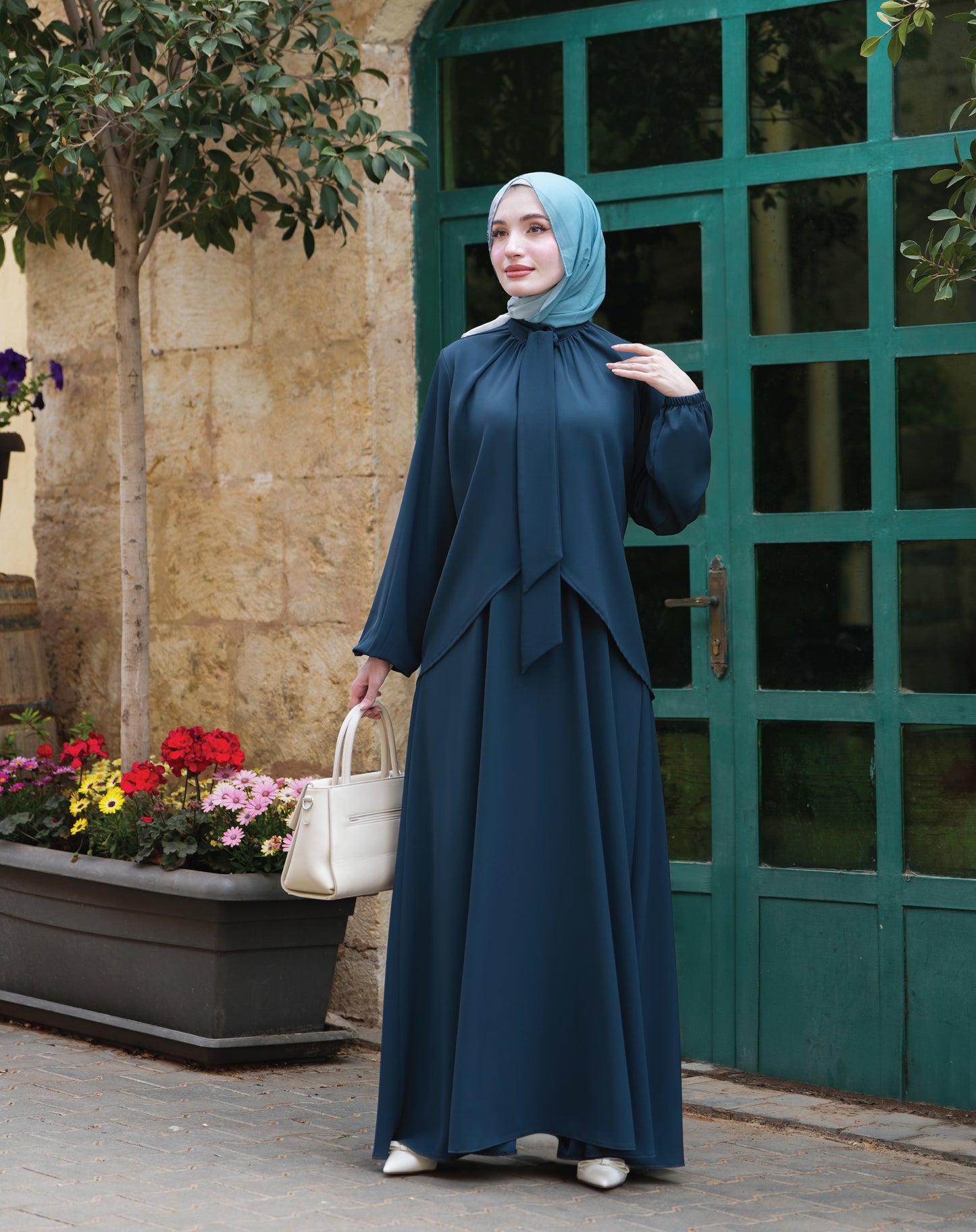 فستان مع كاب انسيابي فاخر