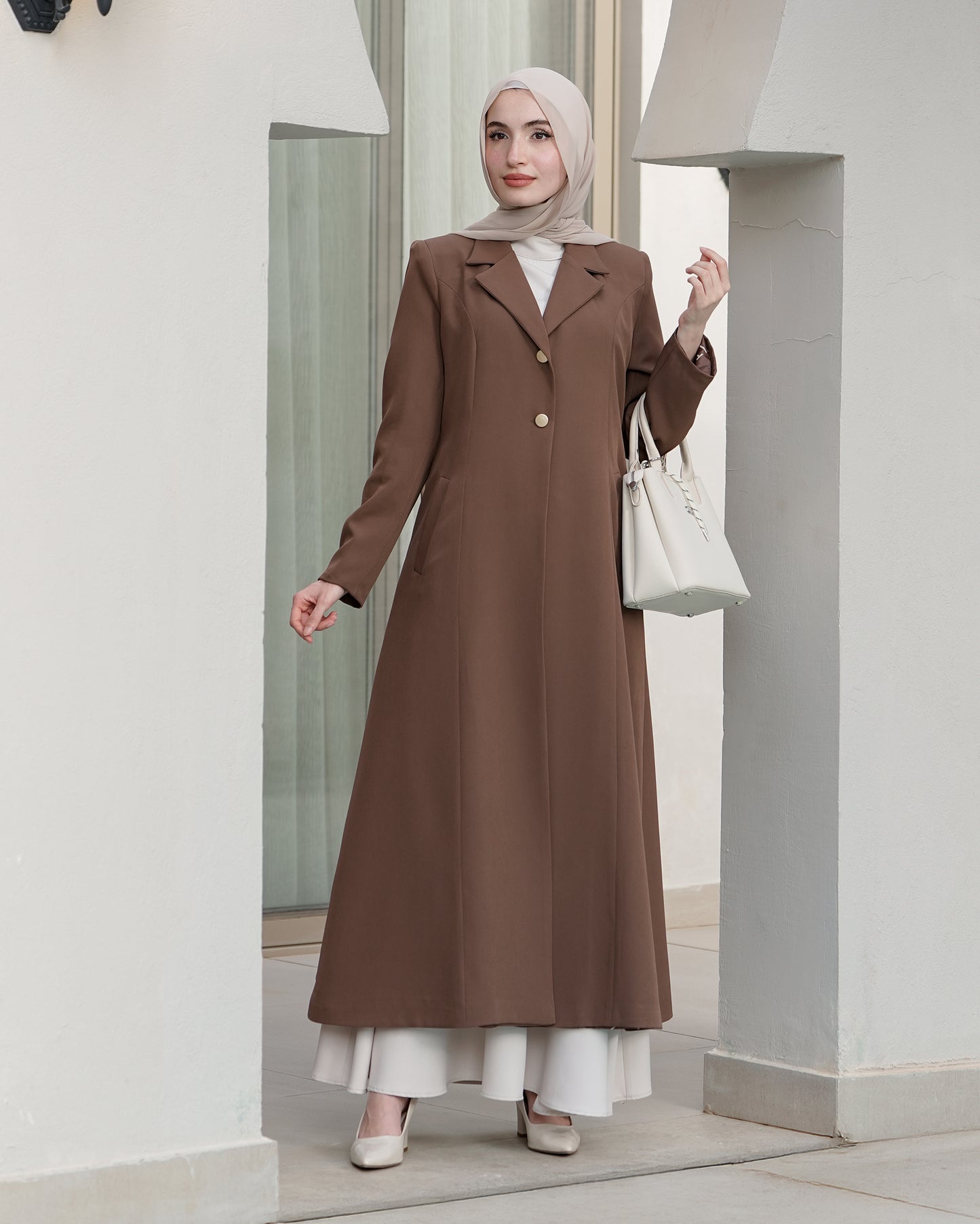 طقم قطعتين أنيق بتصميم عصري ولمسة فخامة راقية