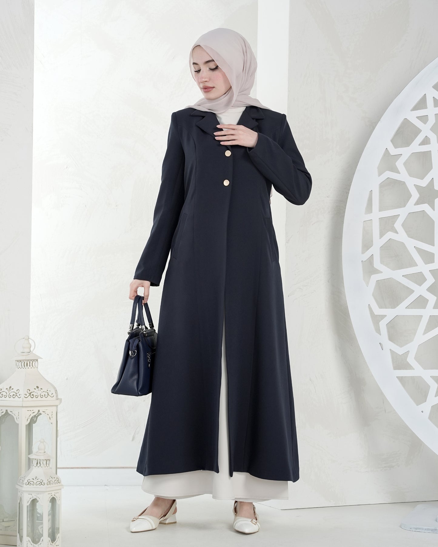 طقم قطعتين أنيق بتصميم عصري ولمسة فخامة راقية